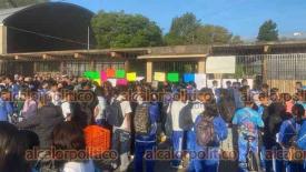Maltrata, Ver., 17 de junio de 2026.- Padres de familia de la Escuela Secundaria ?Prof. Adalberto Arias Reyes? tomaron el plantel para exigir de manera urgente la asignaci�n de docentes que faltan, lo que ?afirman? est� afectando la educaci�n de sus hijos.
