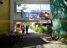Xalapa, Ver., 17 de junio de 2026.- Con letreros, la comunidad universitaria de la Facultad de Biolog�a UV exige a la Rector�a retirar el �cido p�crico almacenado en uno de los laboratorios y que es altamente explosivo.
