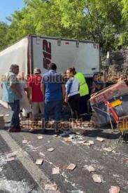 Puente Nacional, Ver.,18 de junio de 2026.- En la carretera federal Xalapa-Veracruz, tramo Tamarindo-Cardel, un cami�n cargado con cajas de l�cteos volc�. La rapi�a no se hizo esperar.
