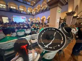 Xalapa, Ver., 18 de junio de 2026.- Ciudadanos hacen fila para ingresar al Palacio Municipal para ver el partido de futbol México vs Corea.