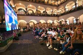 Xalapa, Ver., 18 de junio de 2026.- Familias, j�venes y aficionados al futbol siguieron las acciones del duelo M�xico y Corea en un ambiente de convivencia y apoyo a la Selecci�n Mexicana, en la explanada del Palacio Municipal.