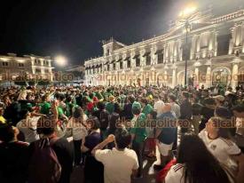 Xalapa, Ver., 19 de junio de 2026.- Tras el triunfo del seleccionado mexicano ante su similar de Corea del Sur por la m�nima diferencia, cientos de personas se congregaron para festejarlo en Plaza Lerdo la noche del jueves.
