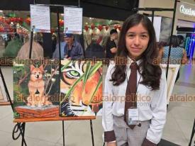 Coatzacoalcos, Ver., 22 de junio de 2026.- Naomi Okamura Fabi�n present� en Plaza Acaya 5 pinturas como parte de una exposici�n art�stica de las escuelas secundarias t�cnicas de la Zona 19. Explic� que su acercamiento al arte naci� por curiosidad, luego de sentirse atra�da por el trabajo de varios pintores.
