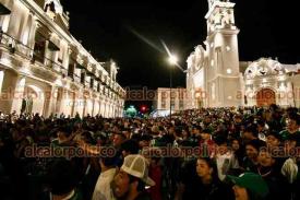 Xalapa, Ver., 25 de junio de 2026.- Tras el triunfo de México sobre Chequia 3-0, cientos de aficionados acudieron a celebrarlo en la Plaza Lerdo, la noche de este miércoles.
