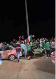 Coatzacoalcos, Ver., 25 de junio de 2026.-  En el asta bandera del malecón costero aficionados se reunieron la noche del miércoles para celebrar el triunfo de México 3-0 frente a Chequia. Con banderas, música y porras, festejaron la victoria que mantiene viva la emoción de los mexicanos en la Copa del Mundo.
