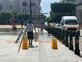 Xalapa, Ver., 25 de junio de 2026.- Trabajadores limpian la Plaza Lerdo tras los festejos del miércoles por el triunfo de la Selección Mexicana. Por la noche será el concierto del grupo Tlen Huicani.