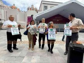 Xalapa, Ver., 25 de junio de 2026.- Afectados por la explosión ocurrida hace 35 años en la planta de ANAVERSA en Córdoba se manifestaron en la plaza Lerdo para exigir un Hospital General Regional con especialidad oncológica en aquel municipio.