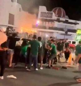 Los Cabos, Baja California Sur, 25 de junio de 2026.- Atropellamiento masivo durante los festejos la noche del miércoles por el triunfo de México sobre Chequia; la multitud zarandeó el auto que quiso pasar y el conductor aceleró. Reportes en redes sociales hablan de 17 personas lesionadas cuando celebraban en el bulevar Lázaro Cárdenas.
