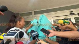 Veracruz, Ver., 25 de junio de 2026.- “Esto es lo nuevo que lo vinieron a traer de Orizaba: podrido, sucio”, dijeron madres de niños del Hospital Infantil al exhibir las “nuevas” batas y sábanas que IMSS-Bienestar les mandó.
