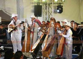 Xalapa, Ver., 25 de junio de 2026.- Este jueves dio inicio el 4° Festival “Alberto de la Rosa”, en Plaza Lerdo, donde actuaron varios artistas entre ellos el propio grupo folklórico de la Universidad Veracruzana Tlen – Huicani, del que la figura principal ha sido el maestro De la Rosa
