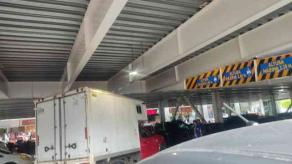 Xalapa, Ver., 26 de junio de 2026.- Conductor de camioneta ignoró los letreros de advertencia y, aunque no cabía, intentó pasar por la zona techada del estacionamiento de Plaza Crystal. El vehículo y el techo resultaron con daños.
