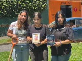Xalapa, Ver., 27 de junio de 2026.- En memoria de personas desaparecidas, integrantes de colectivos sembraron árboles en el llamado “Camellón de la Resistencia”, ubicado en la avenida Lázaro Cárdenas, entre avenida Xalapa y calle Cirilo Celis Pastrana.