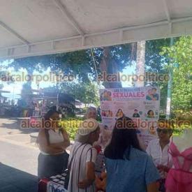 Xalapa, Ver., 27 de junio del 2026.- En el Parque Juárez, estudiantes de la Universidad IVES iniciaron una jornada informativa sobre los derechos sexuales e identidades de género a fin de fomentar la inclusión social, por el Día Mundial de la Diversidad Sexual.