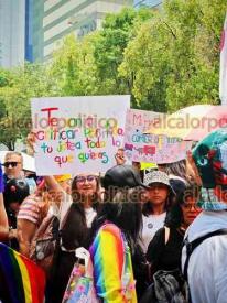 Ciudad de México, 27 de junio de 2026.- La 48ª Marcha del Orgullo LGBT+ llenó las calles de la Capital del País. La concentración inició a las 10:00 horas en el Ángel de la Independencia y avanzó hacia el Zócalo. La movilización se convirtió en una poderosa exigencia de justicia y visibilidad para poblaciones más vulnerables, especialmente mujeres trans y migrantes.