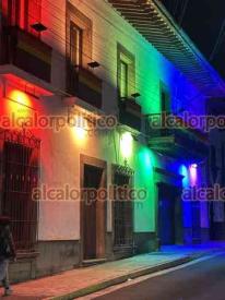 Xalapa, Ver., 28 de junio de 2026.- Así luce por las noches la fachada del Organismo Público Local Electoral con motivo del Mes del Orgullo LGBT+.
