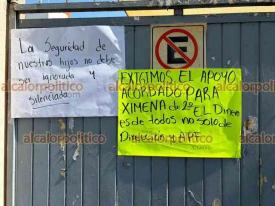 Xalapa, Ver., 29 de junio de 2026.- Padres de familia de la Escuela Primaria “Antonio Peñafiel”, colonia Unidad del Bosque, tomaron el plantel. Exigen el cambio de Director y Subdirectora.
