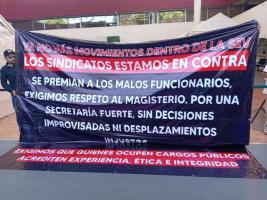 Xalapa, Ver., 29 de junio de 2026.- 36 organizaciones magistrales del Estado se manifestaron en las oficinas de la SEV en desacuerdo con cambios en la Dirección de Recursos Humanos. Demandan que 