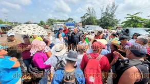 Medellín de Bravo, Ver., 29 de junio de 2026.- Habitantes de la localidad de Herón Proal bloquearon la carretera federal 180 Paso del Toro-Alvarado en ambos sentidos por más de tres horas.
