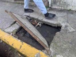 Xalapa, Ver., 30 de junio de 2026.- Vecinos de la calle Cayetano Rodríguez Beltrán denuncian que están expuestos a aguas negras debido al colapso de un registro de drenaje pluvial y sanitario que se desborda en cada temporada de lluvias.
