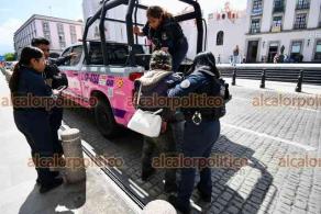 Xalapa, Ver., 30 de junio de 2026.- Por agredir a policías nuevamente fue arrestada la mujer en situación de calle conocida como “La Malicia”. Esta persona ha sido detenida varias veces por su conducta violenta.
