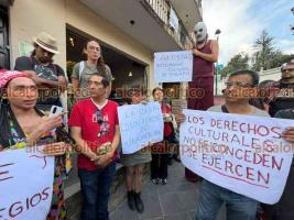 Xalapa, Ver., 30 de junio de 2026.- Artistas independientes se manifestaron junto al Teatro “J.J. Herrera” para pedir que la Ley garantice el uso libre de espacios públicos para producciones artísticas.
