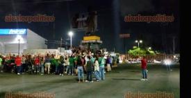 Veracruz, Ver. 30 de junio de 2026.- Un grupo de aficionados jarochos se reunieron en la estatua de Cuauhtémoc, en la zona norte de la ciudad, tras el triunfo histórico de la Selección Mexicana en su cuarto partido en el Mundial 2026. En motos, caminando y en camión llegaron para festejar el pase a octavos de final del equipo mexicano que desde hace 40 años no se daba en este torneo. En las inmediaciones minutos antes, se desplegaron elementos de tránsito para hacer el cierre de la vialidad de manera precautoria. 

