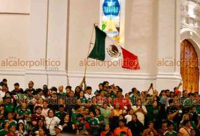 Xalapa, Ver., 1° de julio de 2026.- En la Plaza Lerdo del centro de la Capital, cientos de personas celebraron el histórico triunfo de México 2-0 sobre Ecuador, la noche del martes.

