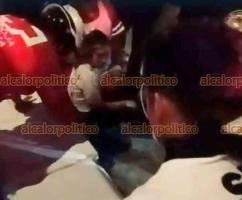 Xalapa, Ver., 1° de julio de 2026.- La noche del martes, una mujer resultó lesionada durante los festejos por el triunfo del seleccionado nacional, en Plaza Lerdo. Aficionados la lanzaron al aire pero al caer no pudieron sujetarla bien y se descalabró.
