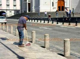 Xalapa, Ver., 1° de julio de 2026.- Trabajadores limpiaron el Palacio de Gobierno y Plaza Lerdo tras los festejos de aficionados la noche del martes.
