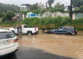 Banderilla, Ver., 2 de julio de 2026.- Elementos de la Policía Estatal y de la Marina auxiliaron la tarde de este jueves a una familia cuya camioneta quedó varada en una zona inundada a la altura de El Gallito, en la desviación hacia Jilotepec.
