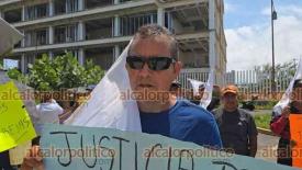 Coatzacoalcos, Ver., 3 de julio de 2026.- Familiares de dos de los cuatro policías de Ixhuatlán del Sureste detenidos y vinculados al caso del asesinato de la periodista Roxana Guzmán se manifestaron en el Centro Integral de Justicia. Aseguran que son inocentes.
