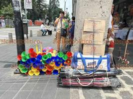 Xalapa, Ver. 5 de julio de 2026.- Sobre la calle de Enríquez, frente a la Plaza Lerdo y sobre el Parque Juárez, ya funcionan las pantallas para que los aficionados acudan esta tarde a disfrutar del partido entre México e Inglaterra. Ya se escuchan las cornetas y matracas que los vendedores tienen dispuestas para los asistentes.