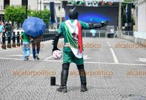 Xalapa, Ver., 5 de julio de 2026.- Con la suficiente anticipación para ocupar los mejores sitios, xalapeñas/os llegaron a la plaza Lerdo para disfrutar del partido México-Inglaterra, mucho antes de que se conociera el corrimiento del silbatazo inicial para las 19:00 horas.
