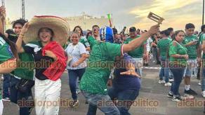 Veracruz, Ver., 5 de julio de 2026.- El ambiente se vive en la Macroplaza, donde jarochos se reunieron para ver el partido de la Selección.
