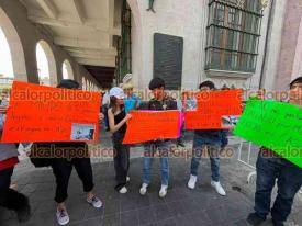 Xalapa, Ver., 6 de julio de 2026.- Familias despojadas de propiedades por el llamado “Cártel Inmobiliario” bloquearon la calle Enríquez en el Centro de la Capital.
