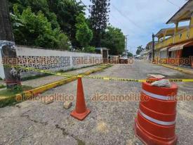 Nanchital, Ver., 6 de julio de 2026.- Acordonada permanece la calle Balderas en la colonia Lázaro Cárdenas, en espera de la llegada de los restos de Roxana Berenice a la vivienda donde será velada.
