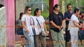 Nanchital, Ver., 7 de julio de 2026.- En el panteón “Santa Elena”, familiares y amigos despidieron a la comunicadora Roxana Guzmán.
