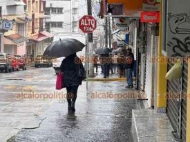 Xalapa, Ver., 8 de julio de 2026.- Este miércoles, xalapeños salieron a sus actividades diarias abrigados y con paraguas e impermeables para protegerse de la lluvia que desde la noche del martes cae en la Capital Veracruzana.
