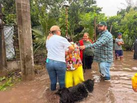 Paso de Ovejas, Ver., 8 de julio de 2026.- Autoridades municipales informaron que se brinda ayuda a familias de la localidad de Tolome tras el desbordamiento del río. “Se reportan más de 60 viviendas afectadas”, informaron al detallar que colocan sacos de arena para reducir el ingreso de agua a las viviendas.
