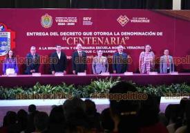 Xalapa, Ver., 9 de julio de 2026.- La secretaria de Educación, Claudia Tello, hizo entrega del decreto que otorga la denominación de “Centenaria” a la Benemérita y Centenaria Escuela Normal Veracruzana “Enrique C. Rébsamen”.
