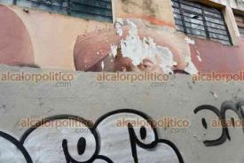 Xalapa, Ver., 10 de julio de 2026.- En la avenida Ávila Camacho, a un costado del callejón Betancourt, mural que estaba dedicado a Juan Herrera Vázquez, “Juanote”, terminó cubierto, deteriorado y entre grafitis.