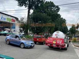 Xalapa, Ver., 11 de julio de 2026.- Mujer fue atropellada en la avenida Orizaba esquina Francisco Vázquez. Acordonamiento de la zona para que paramédicos la atendieran complicó la circulación vehicular.
