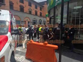 Xalapa, Ver., 11 de julio de 2026.- Adulto mayor que presentó complicaciones de salud fue atendido por ciudadanos y luego por paramédicos del Grupo Código Bravo y Grupo Panteras de la SSP, esto en la esquina de calles Zaragoza y Primo Verdad, centro de la Capital. Tras estabilizarlo fue llevado a una clínica particular.
