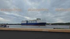 Coatzacoalcos, 12 de julio de 2026.- El buque Glovis arribó al puerto para embarcar cerca de 3 mil vehículos Hyundai que hace unos días transportó desde Masan, Corea del Sur, hasta Salina Cruz, Oaxaca. Las unidades cruzaron el Istmo a bordo del Tren Interoceánico y serán enviados a Estados Unidos.