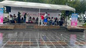 Xalapa, Ver., 12 de julio de 2026.- A pesar de la lluvia, algunas personas disfrutaron de las actividades del Domingo familiar en el parque Juárez, con la presentación del grupo Nostal, con rock en español.
