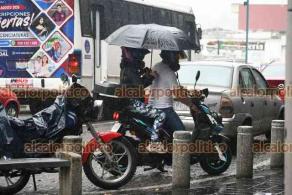 Xalapa, Ver., 12 de julio de 2026.-A pesar de la lluvia que se soltó durante la tarde de este domingo, xalapeños salieron a pasear por las principales calles del centro de la ciudad.
