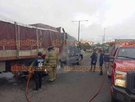 Banderilla, Ver., 12 de julio de 2026.- Tractocamión que circulaba sobre el bulevar Xalapa-Banderilla, a la altura de la cancha de la colonia 21 de Marzo, registró un conato de incendio por el sobrecalentamiento de las balatas. El fuego consumió dos neumáticos. Paramédicos y Bomberos atendieron el percance.

