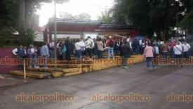 Docentes agremiados a la SNTE tomaron este lunes la sede de la SEV. Exigen agilizar pagos pendientes y cambios de adscripicón, así como claridad en el proceso de USICAMM.

