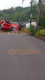 Coatepec, Ver., 13 de julio de 2026.- Tráiler volcó en la carretera Xalapa-Coatepec a la altura de la curva de Río Sordo.
