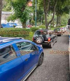 Xalapa, Ver., 14 de julio de 2026.- Tráfico lento en tramo de la avenida Xalapa, a la altura de la calle Ernesto Ortiz Medina, por reparación en la carpeta asfáltica. Maneje con precaución.
